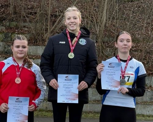Hessische Meisterschaften im Winterwurf – GOLD für Lena Dehler und BRONZE für Edda Bischof vom Hünfelder SV im Diskuswurf, Lena mit Normweite für Deutsche