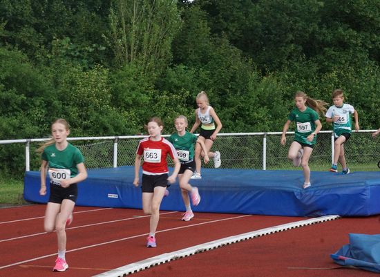 3. Sparkassen-Grand-Prix 2025 inklusive KiLa-Kreismeisterschaften in Hünfeld – Die Teilnehmerzahlen mit rd. 500 Athleten weiter auf sehr hohem Niveau! U18-Mädchen-Staffel der StG Hünfeld-Fulda läuft Norm für die Deutschen U18-Meisterschaften!