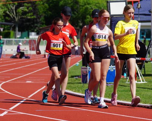 Lotta Roth vom Hünfelder SV ist Hessenmeisterin im 2.000m-Bahngehen der Jugend W12