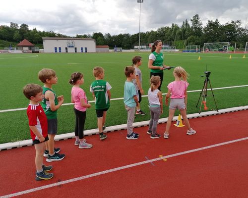 Rhönkampfbahn – Tartanbahn wie NEU – Kinderleichtathletik macht Sportabzeichen
